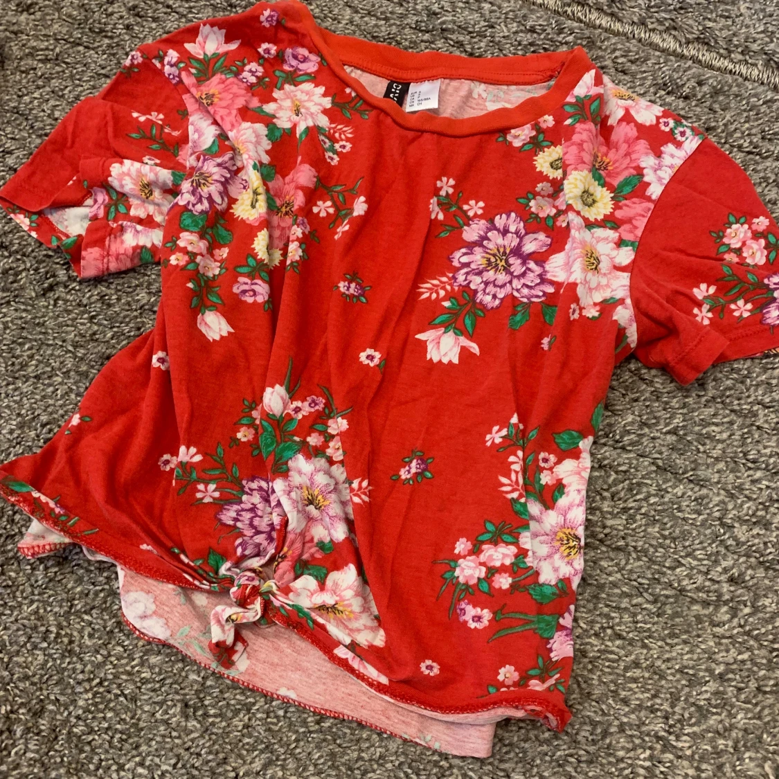 Röd blommig t-shirt från H&M Divided