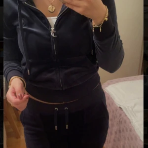 Mörkblå juicy couture velour set - Säljer detta fina Juicy Couture set i mörkblått. Setet är i nyskick och inga defekter. Storleken är XS i både byxan och koftan. Säljs pga ingen användning. Kvitto och etiketter finns! För referens väger jag ca 60 kg och är 167 cm lång. Köpt för 2100 kr, mitt pris 1700 kr. Skriv för fler bilder och info!☺️☺️