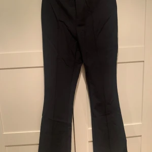 Svarta byxor från Sand Copenhagen - Snygga svarta byxor från Sand Copenhagen i storlek 36. De är tillverkade av 84% polyamid och 16% elastan, vilket ger en skön stretchig känsla. Perfekta för både vardag och fest! 🖤modellen är Arella Flared, pris i butik ca 2000 kr. 