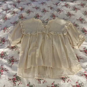 Zara topp - Säljer nu denna fina zara topp då den inte kommer till användning längre! Skriv för fler bilder😊