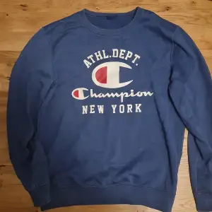 Champion sweatshirt i bra skick, storlek S.