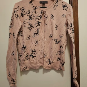 Rosa blommig kofta från Primark - Säljer en söt rosa kofta från Primark med ett blommigt mönster i svart. Perfekt för vår och sommar! 🌸