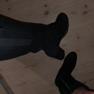 Svarta stövlar med dragkedja - Säljer ett par svarta stövlar i mycket bra skick. De har en praktisk dragkedja på sidan för enkel på- och avtagning. Nypris 2000