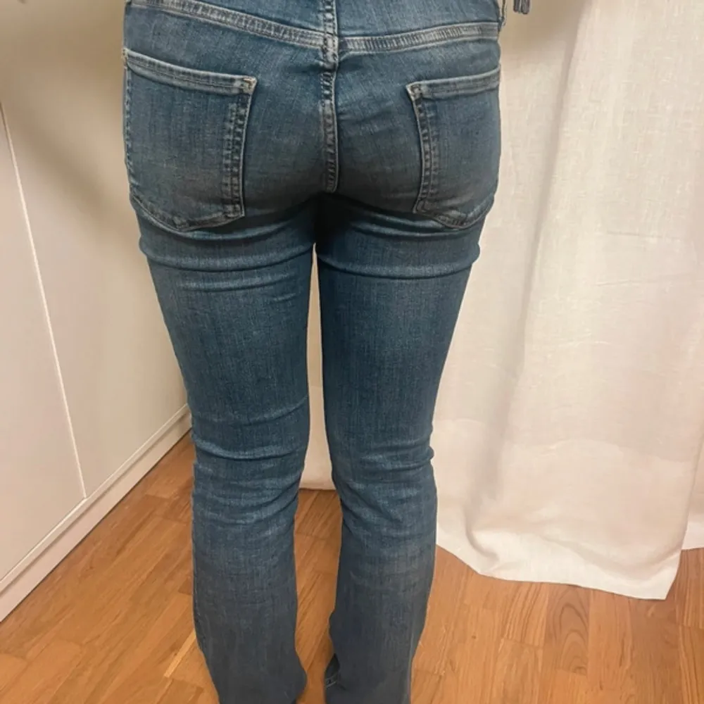 Säljer ett par snygga blå jeans från Zara i storlek 34. De är i bra skick. Perfekta för vardagsbruk med en bekväm passform. Lågmidjade . Jeans & Byxor.