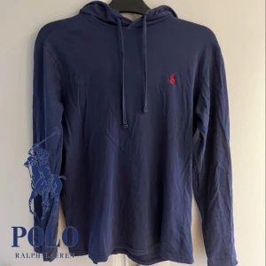 Ralph Lauren hoodie - Mycket fint skick dock lite urtvättad i färgen. Nypris 1499, men säljer för 499 då den blivit för liten för mig. 