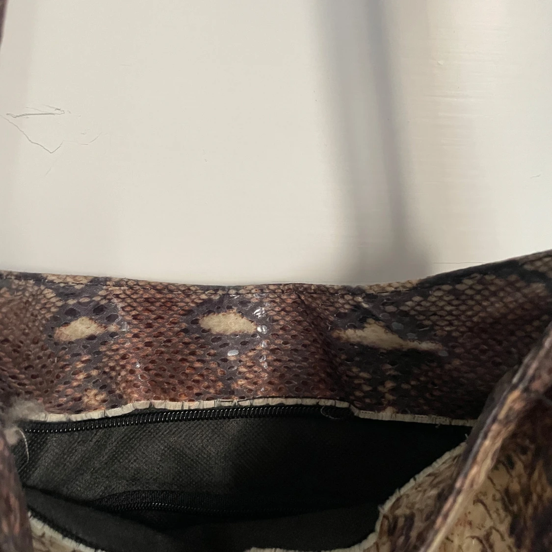 Ormmönstrad axelväska - 91