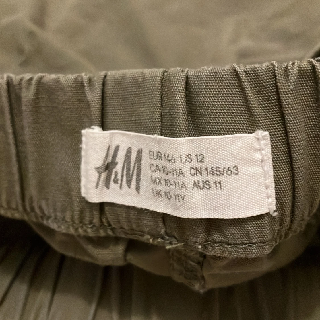 Olivgröna cargobyxor från H&M  - 91