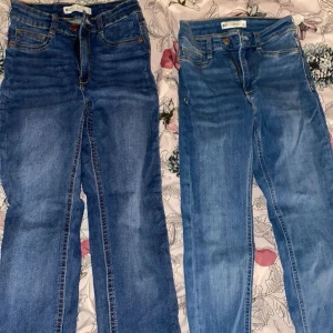 Molly jeans från Gina tricot (S & XS) - Säljer 2 par snygga blå jeans från Gina tricot Perfect Jeans i modellen Molly. De är i bra skick och har en klassisk femficksdesign med dragkedja och knapp. Perfekta för både vardag och fest! 💙betala 70kr för ett par eller 100 för båda!