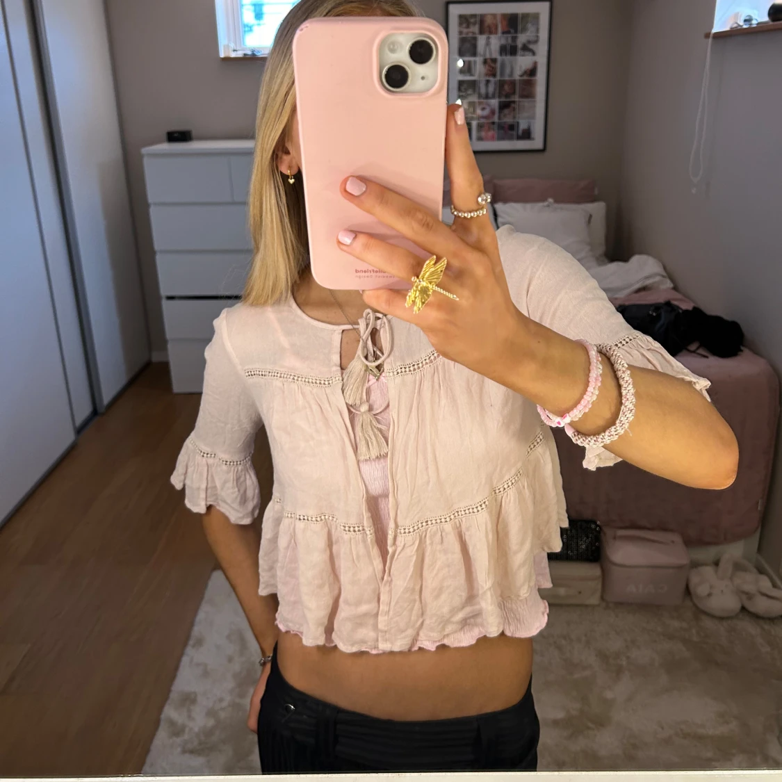 Ljusrosa blus med volanger - 90