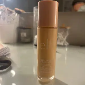 Säljer en e.l.f. Halo Glow Liquid Filter i nyansen 1 Fair. Perfekt för att ge huden en strålande och jämn finish. Kommer i en praktisk flaska med skruvlock. Perfekt för en naturlig look eller som bas under smink. Använd endast en gång då jag testa färgen, vilket inte var en bra match för mig. 