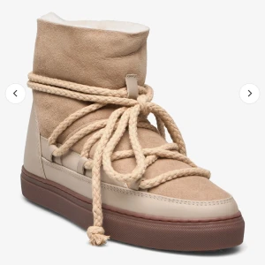Beige boots från Inuikii - Säljer dessa sååå snygga och varma beigea Inuikiis i mocka och skinn. Knappt använda så är i väldigt bra skick, men dem kommer tyvärr inte till användning💗