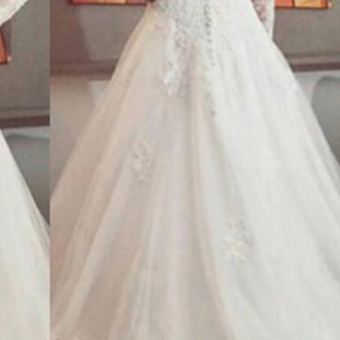 Vit brudklänning med spetsdetaljer - 90