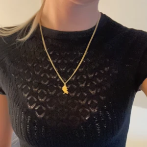 Maria Nilsdotter halsband - Snyggt Maria Nilsdotter halsband, kvitto finns. Säljer då det inte kommer till användning längre. Halsbandet är i fint skick. Lådan finns tyvärr inte kvar då den följde med när jag sålde den andra delen. Kedjan är i längd 50 💕