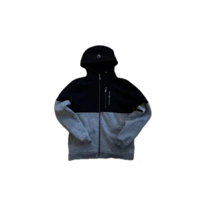 Sail Racing zip up - Sail racing zip up i bra skick förutom liten fläck längst ner men syns knappt. Skriv om ni undrar något mer