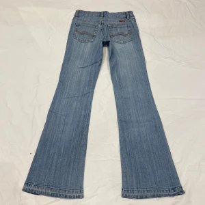 Lågmidjade bootcut jeans🤩 - Midja 33cm rakt över plus lite stretch o innerben 73 cm💕försmå för mig som är xs-s så uppskattar till xxxs. Obs förra ögaren har sprättat upp vid benslitet men inget som syns utanpå