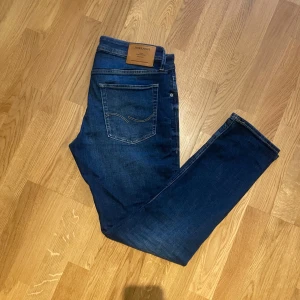 Jack & Jones jeans - Tja! Säljer ett par snygga jeans från Jack and Jones med ett snyggt utseende. Jeansen är i ett nytt skick. Hör av er om ni har frågor eller funderingar😊