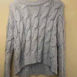 Blå stickad tröja - Mysig blå stickad tröja💙Perfekt både i vinter och en sommarkväll, använd men fint skick. Mer klar blå irl, kom privat för fler bilder!