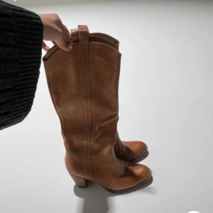 Stövletter 38  - Säljer dessa snygga stövletter som tyvärr inte passar mig. Storlek 38 och klacken är 8cm hög😊