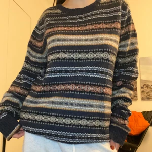 stickad tröja  - Säljer en supermysig blå stickad tröja med ett snyggt mönster, väldigt mysig och väldigt varm ! (Skriv för pris eller fler bilder) 