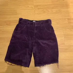 Säljer ett par snygga lila manchester shorts från Dickies. De har en cool fransig kant och är perfekta för en avslappnad stil. Passar bra till både vardag och fest. De är i bra skick och redo för en ny ägare!