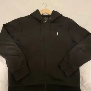 Säljer en svart zip hoddie från Ralph Lauren som är i mycket bra skick. Den är inte använd särkilt mycket. Storlek M. Nypris 2300, mitt pris 1000. Hör av er för fler bilder eller vid funderingar!