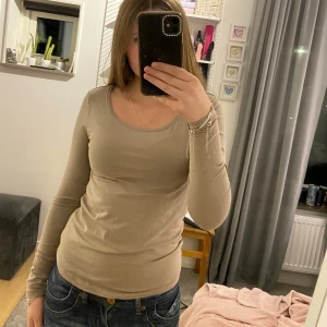 Beige långärmad topp - Säljer en fin beige/ljusbrun tröja från Lager 157, storlek XS, använd en gång, inga defekter nyskick!
