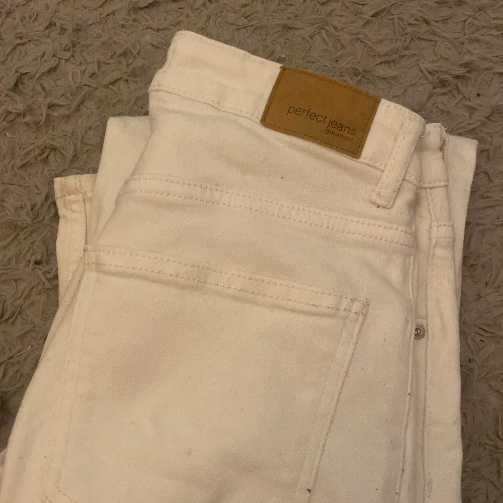 Säljer ett par vita jeans från Gina tricot, Lite smutsiga på baksidan längst ner strl 36 men ganska små i storleken, skulle säga att dom mer passar strl 34.. Jeans & Byxor.