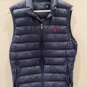 Ralph Lauren väst  - Mörkblå Ralph Lauren väst storlek small. Mycket bra skick