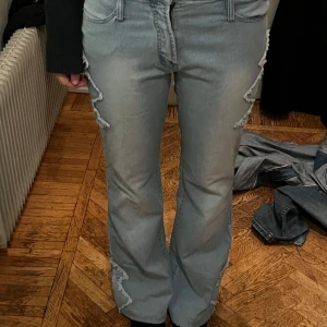 Ljusa jeans med slitningar - Snygga ljusa jeans med slitningar och stjärnor längs benen. Storlek 40 💓