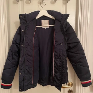 Tommy Hilfiger jacka - Så fin utan synliga defekter! Storlek 152 men passar XS/S🤗💕 Nypriset var från början vid köp 1200 därav priset.
