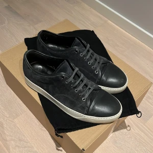 Grå Lanvins - Feta Lanvins med snörning och vit sula. Skorna har Sick 8 av 10 och är sparsamt använda. Ingår dustbag