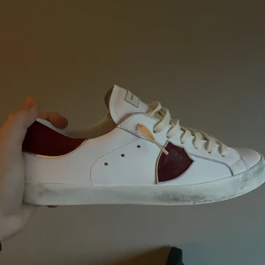  Philippe Model - Tja säljer just nu ett par snygga Phillips model skor som bara är testade då jag fått dem i sen julklapp men dem inte passat mig. Det är storlek 40/41 och jag säljer dem för 1900