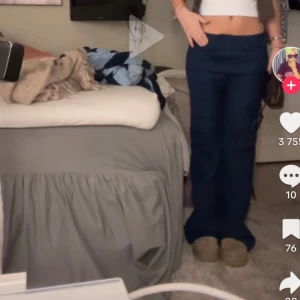 Mörkblå vida jeans - Snygga mörkblå jeans med en vid passform. Perfekta för en avslappnad stil. De har en låg midja och är tillverkade i ett klassiskt jeansmaterial. Köpta på zara och helt slutsålda ❤️