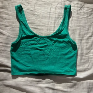 Grön croptop från Monki - Snygg grön croptop från Monki. Perfekt för sommaren eller när som helst annars för layers, lätt att matcha med allt