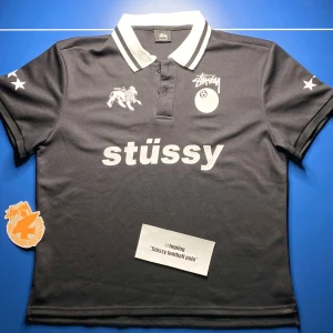 Stüssy football polo ~ Helt ny, lappar medföljer - Hej, säljer en snygg, exklusiv piké av Stüssy. Tröjan är helt ny, aldrig använd. Den har en baggy fit, typiskt för skatemärken och mer specifikt Stüssy. Säljer pga för liten storlek, och då den bara ligger och samlar damm. Säljer betydligt billigare än nypris även om den är ny då jag ej har kvitto, utan enbart de originella lapparna den kom med. Hör av er vid minsta intresse, priset ej hugget i sten. Nypris~ 2000.