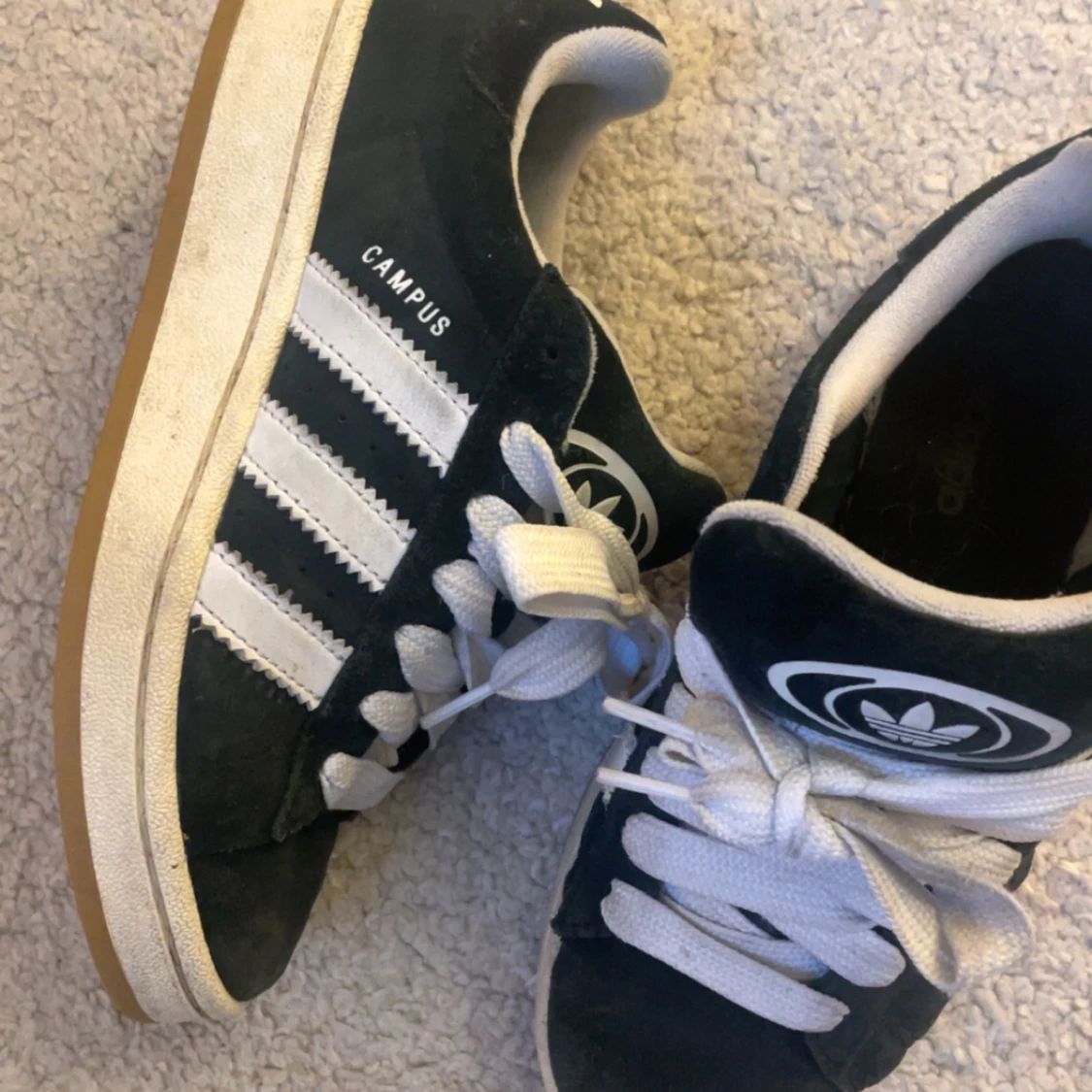 Svarta Adidas Campus sneakers - 1