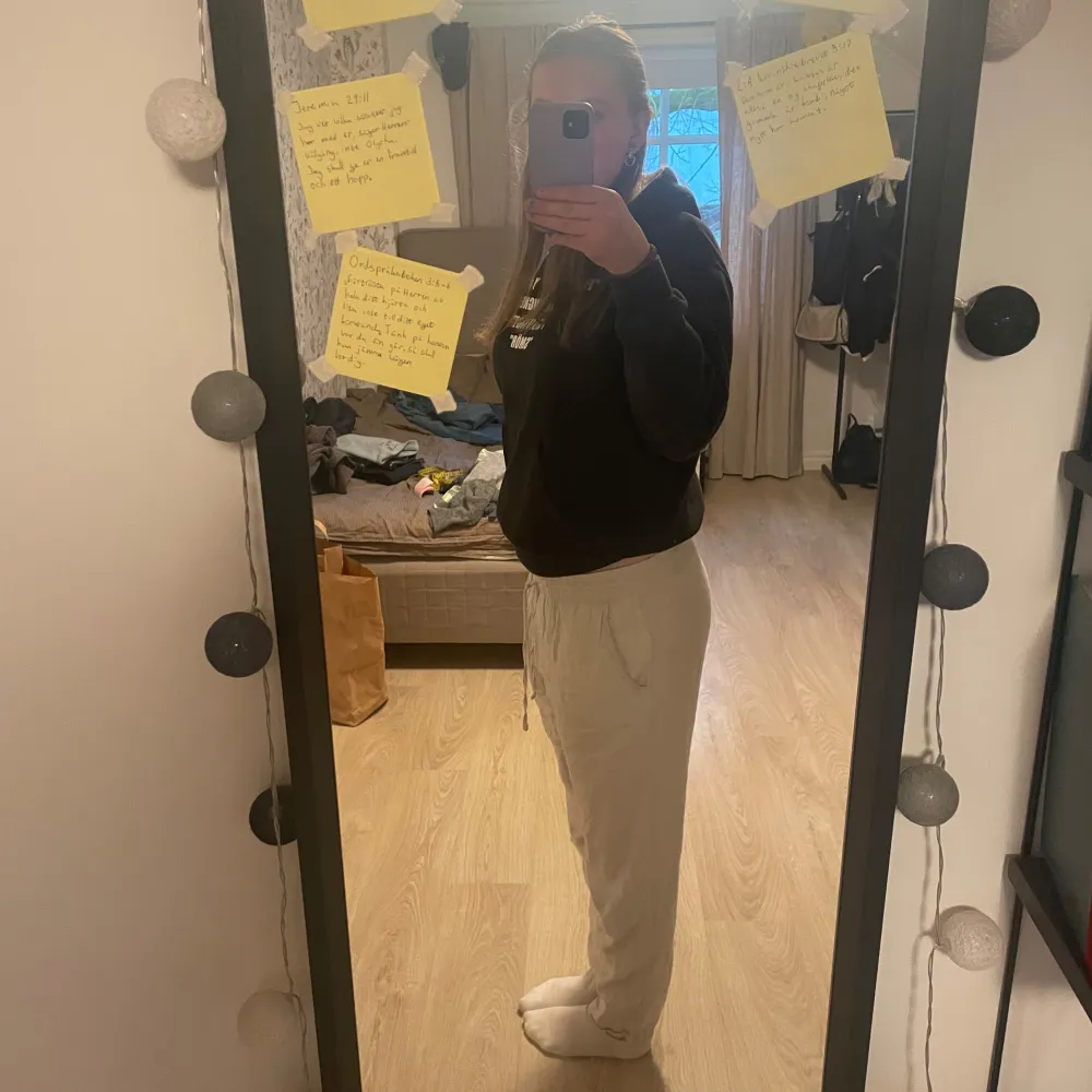 Säljer dessa raka linnebyxor perfekta till sommaren. Byxorna är i storlek M och har snörning i midjan och har innerbenslängd på 80cm. Byxorna passar mig bra som är 175 cm.. Farkut & Housut.