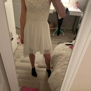 Vit spetsklänning - Jättefin spets klänning, vet inte vart den är ifrån. Aldrig använd och är i ett fint skick💕 man kan alltid diskutera priset på mina varor💕