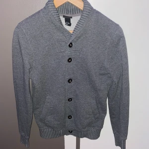 Cardigan - Hm cardigan i storlek xs. Färg mörkgrå och mycket bra skick.