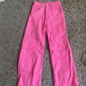 Rosa byxor från H&M Divided - Snygga rosa byxor från H&M Divided. Perfekta för att liva upp garderoben med lite färg! 200kr. Nypris 399kr💗💓🌟