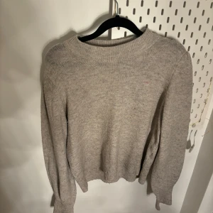 Beige stickad tröja med puffärm  - Säjer denna tröja från JDY. Har ett märke(bild två) som inte går att få bort i tvätten. 