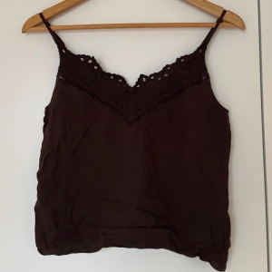 Brun linne med spetsdetaljer - Brunt linne med smala axelband och spetsdetalj vid halsringningen