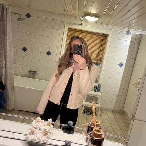 Beige kofta  - Mysig beige kofta med knappar framtill och två fickor. Perfekt för kyliga dagar och enkel att matcha med olika outfits.