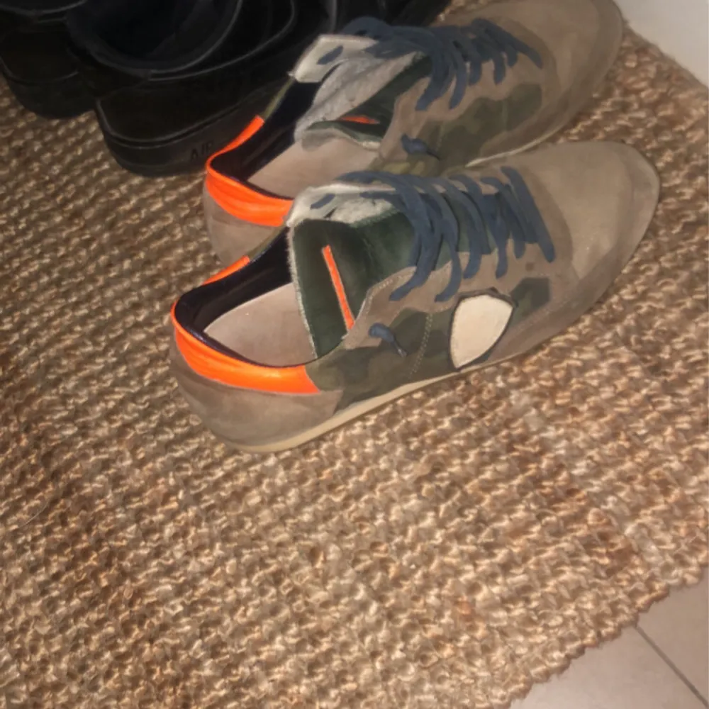 Snygga sneakers med ett unikt camouflage-mönster och iögonfallande orange detaljer. SNABB AFFÄR BILLIGARE SKOR.OBS KOMMMER UTAN BOX MEN ÄR ÄKTASkorna har snörning och en bekväm passform, perfekt för en avslappnad stil.. Kengät.