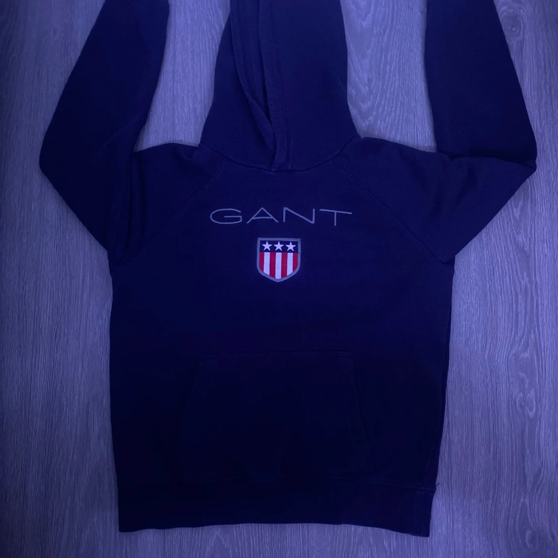 Mörkblå hoodie från GANT