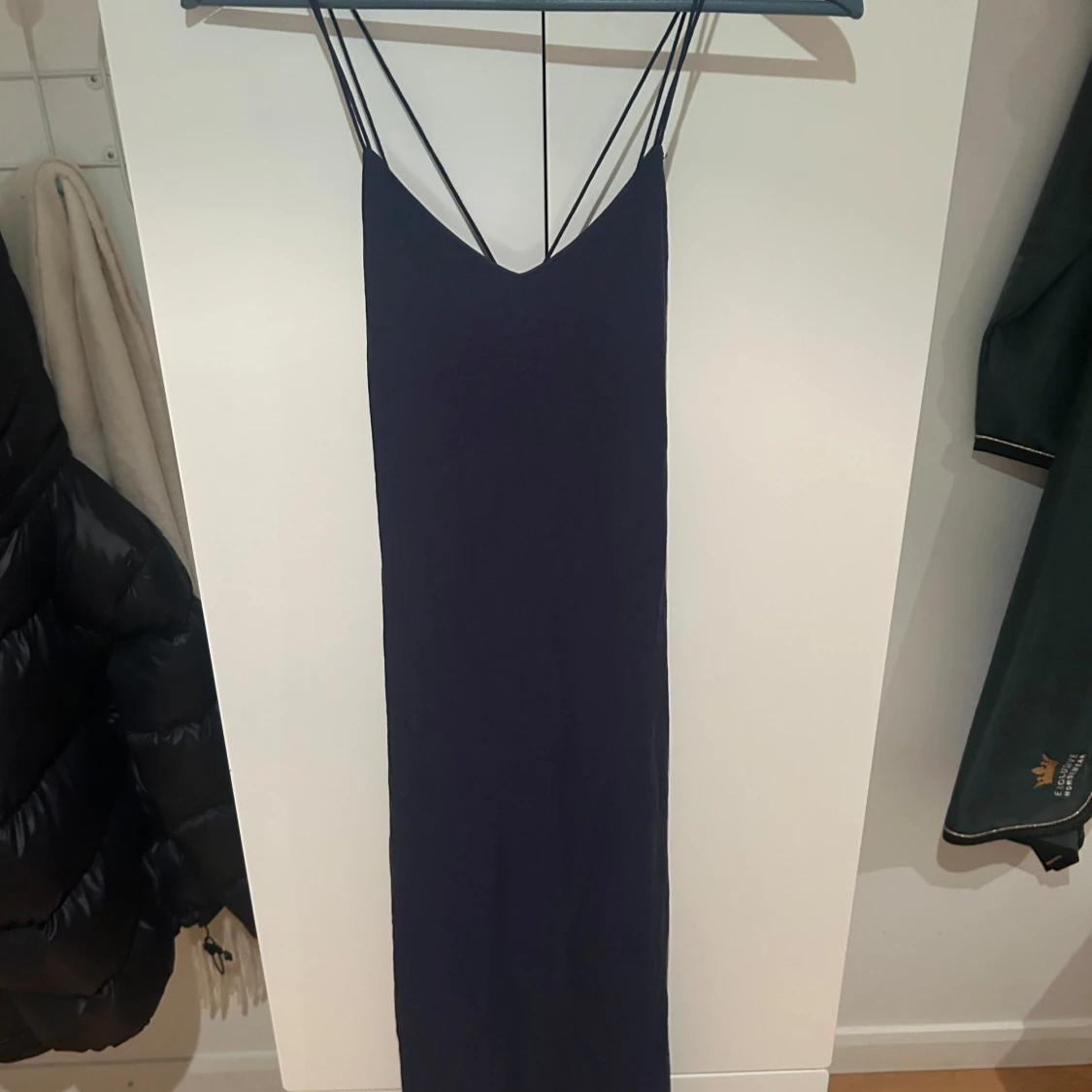 Mörkblå långklänning med smala axelband