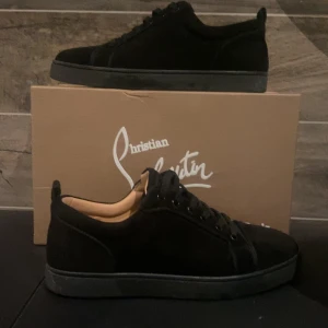 Christian Louboutin - Hej! Detta är ett par feta loubs i väldigt bra skick då dom endast är använda någon gång. Säljes då det inte är min stil. De är i storlek 42 och med skorna samt boxen följer tags och kvitto med. Tveka inte att höra av dig om du har några frågor eller funderingar. Billigare vid snabb affär.