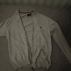 Grå kofta från Polo Ralph Lauren - Det är en bit av dragkedjan som har gått sönder, kolla sista bilden