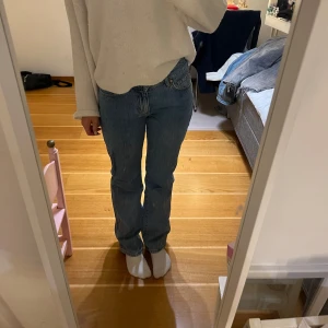 Blå jeans - Snygga blå jeans med en klassisk passform. De har en normal midja och raka ben, vilket ger en tidlös look. Perfekta för en avslappnad stil.