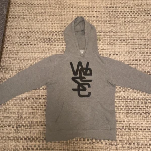 Fet hoodie från WESC - Riktigt snygg tröja från WESC. Som det syns på de två sista bilderna har ärmarna fransats lite. Skick: väl andvänd. Storlek: tröjan är i xs och sitter litet på mig som är 179cm.